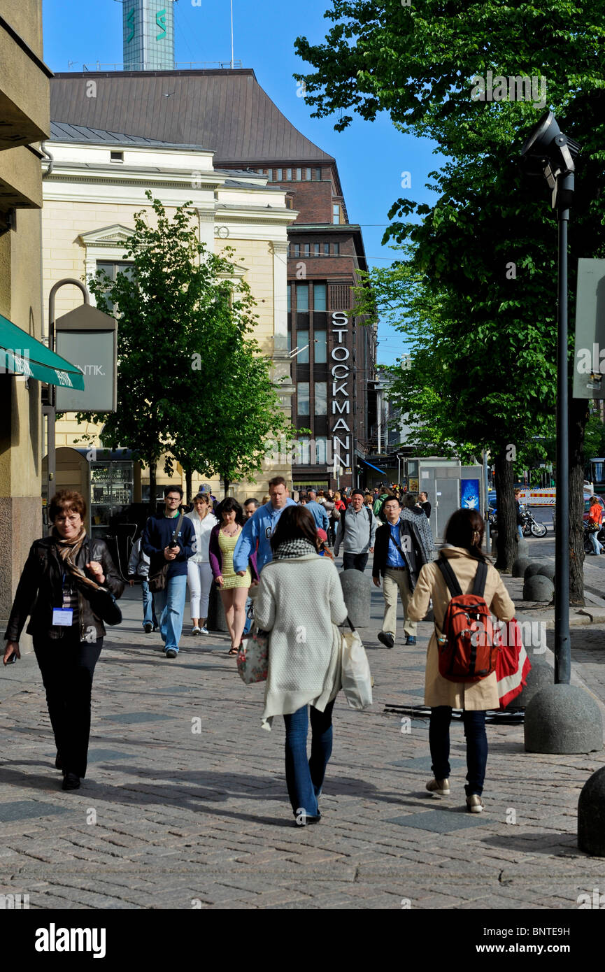 Straßenszene in Helsinki am wichtigsten Straße Mannerheimintie oder Mannerheimsvägen Stockfoto