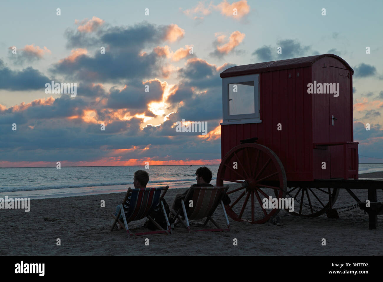 Abend am Strand von Borkum-Stadt, Insel Borkum, Ostfriesland, Nordseeküste, Niedersachsen, Deutschland Stockfoto