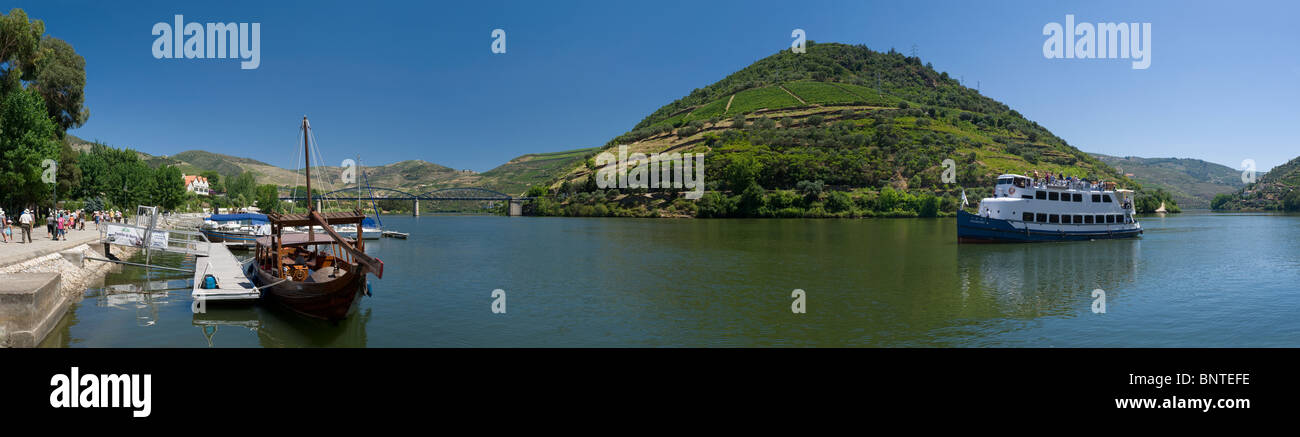 Portugal, Alto Douro, Douro-Fluss an der Praia Fluvial de Pinhao mit einem touristischen Ausflugsboot ankommen Stockfoto