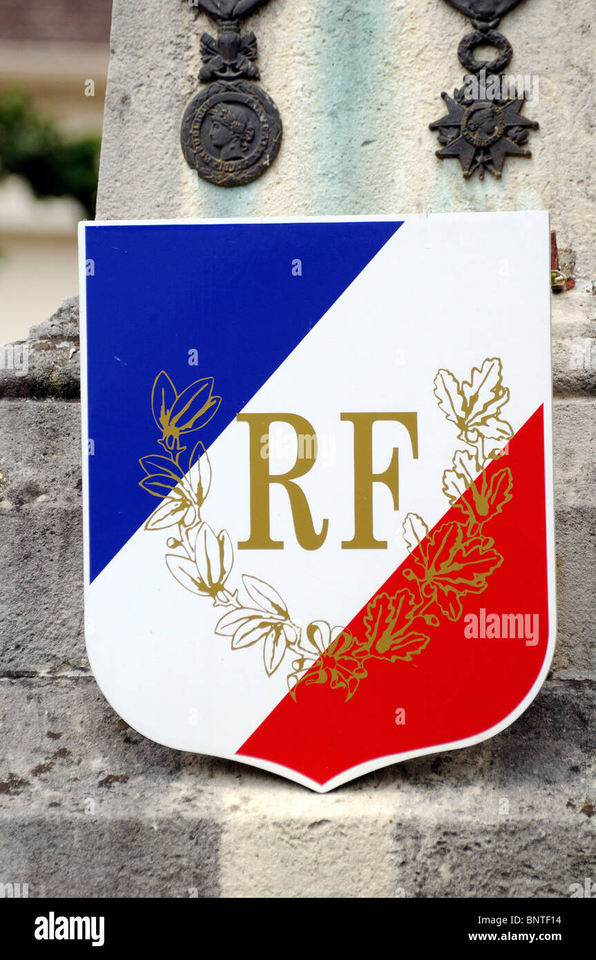 République Française RF Cypher am Kriegerdenkmal in kleinen französischen Stadt von Saint-Leu-d'Esserent Stockfoto