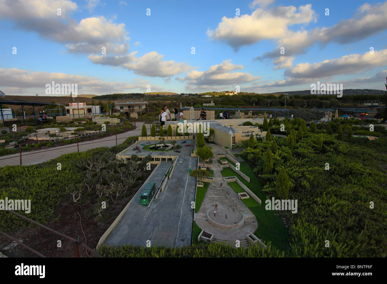 Besucher inmitten Miniatur Replik von Israel Sehenswürdigkeiten in Mini Israel einen kleinen Park in der Nähe von Latrun, im Ayalon Tal. Israel enthält die Website miniatur Repliken von Hunderten von Gebäude und Wahrzeichen in Israel. Stockfoto