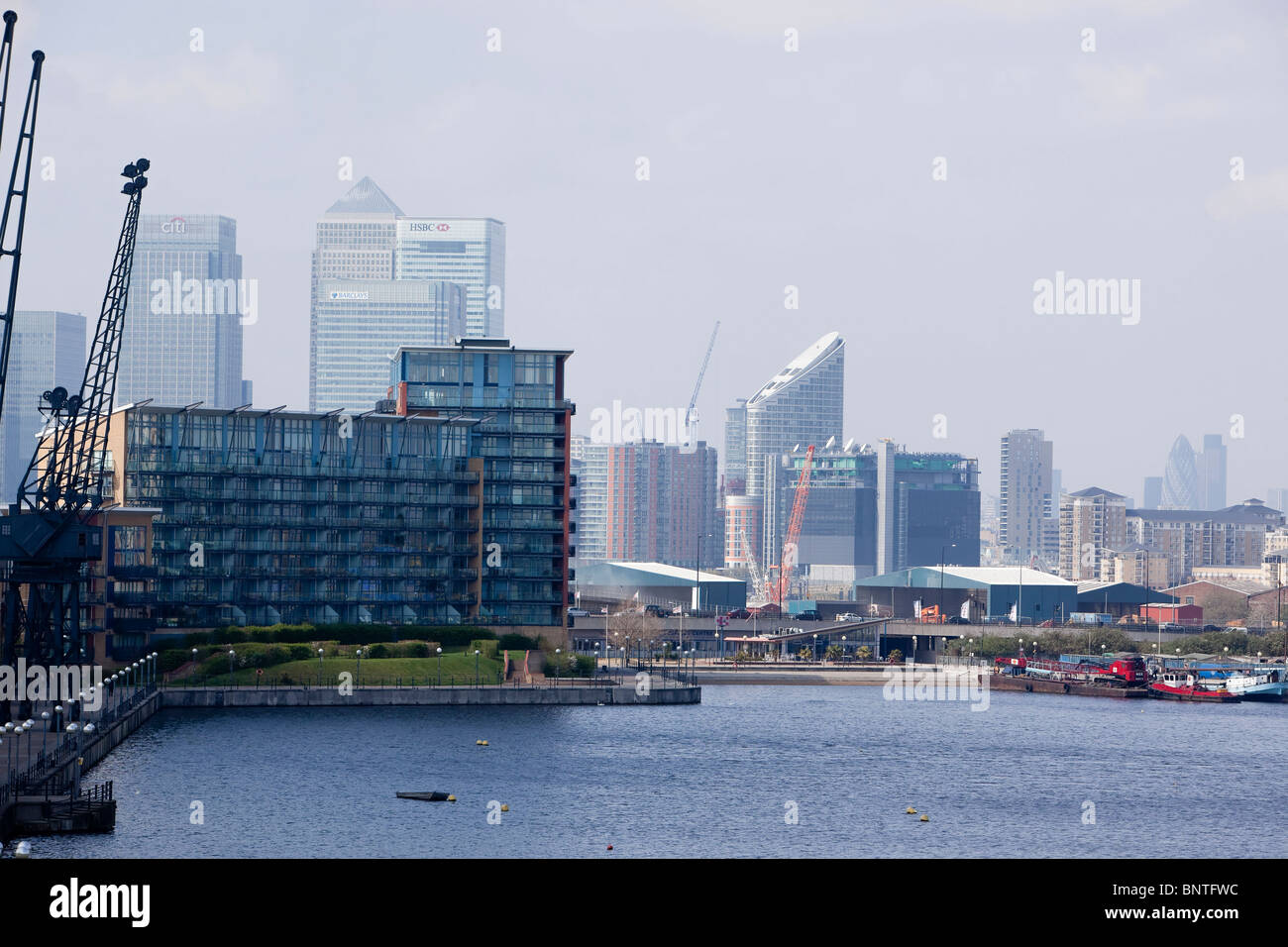 Ansicht von Canary Wharf und der City of London von Royal Victoria Dock Brücke Stockfoto