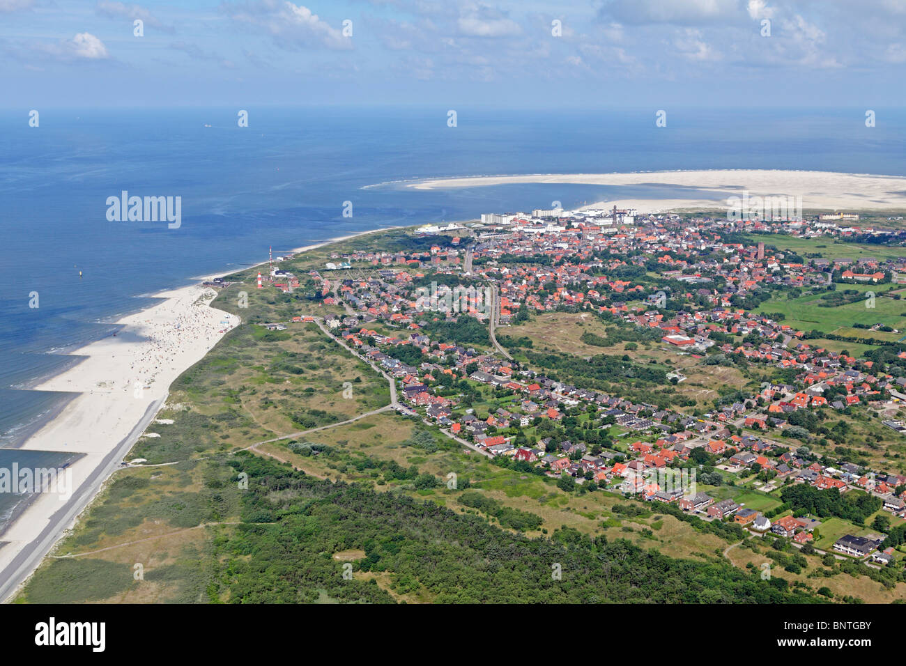 Luftaufnahme der Stadt Borkum, Insel Borkum, Ostfriesland, Nordseeküste, Niedersachsen, Deutschland Stockfoto