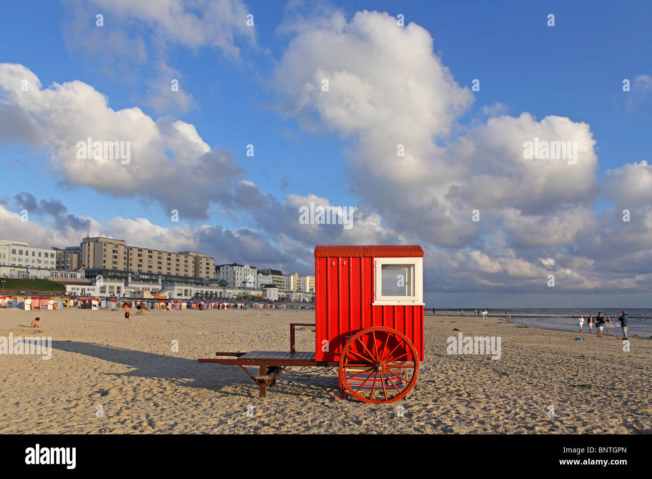 Strand-Wagen am Strand von Borkum-Stadt, Insel Borkum, Ostfriesland, Nordseeküste, Niedersachsen, Deutschland Stockfoto