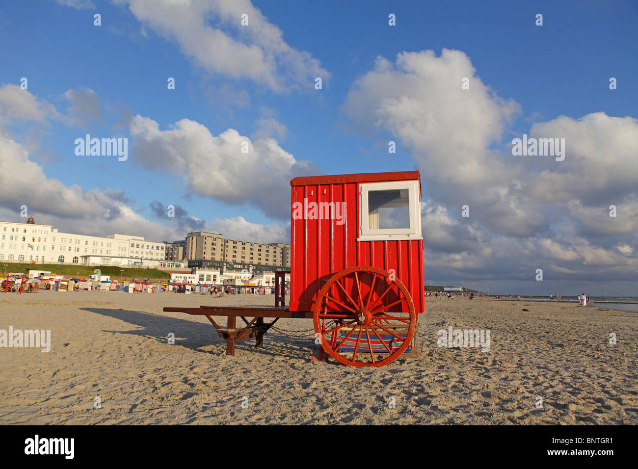 Strand-Wagen am Strand von Borkum-Stadt, Insel Borkum, Ostfriesland, Nordseeküste, Niedersachsen, Deutschland Stockfoto