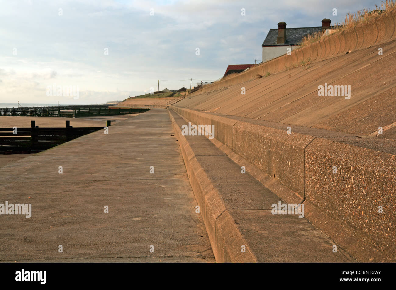 Beträchtliche Meer Betonwand für Küstenschutz bei Bacton am Meer, Norfolk, England, Vereinigtes Königreich. Stockfoto