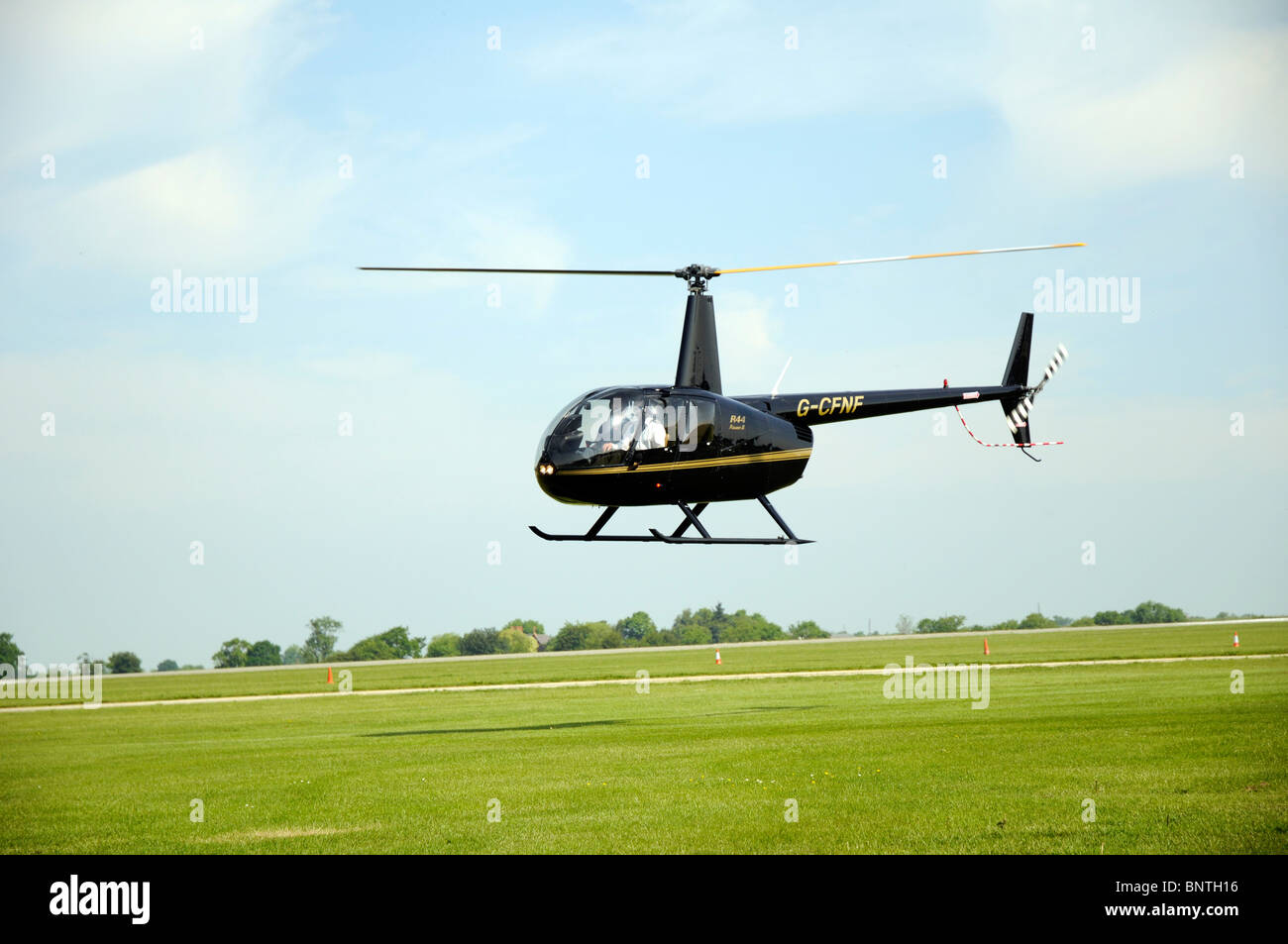Robinson R44 Hubschrauber kurz vor dem Unternehmen Flugplatz landen Stockfoto
