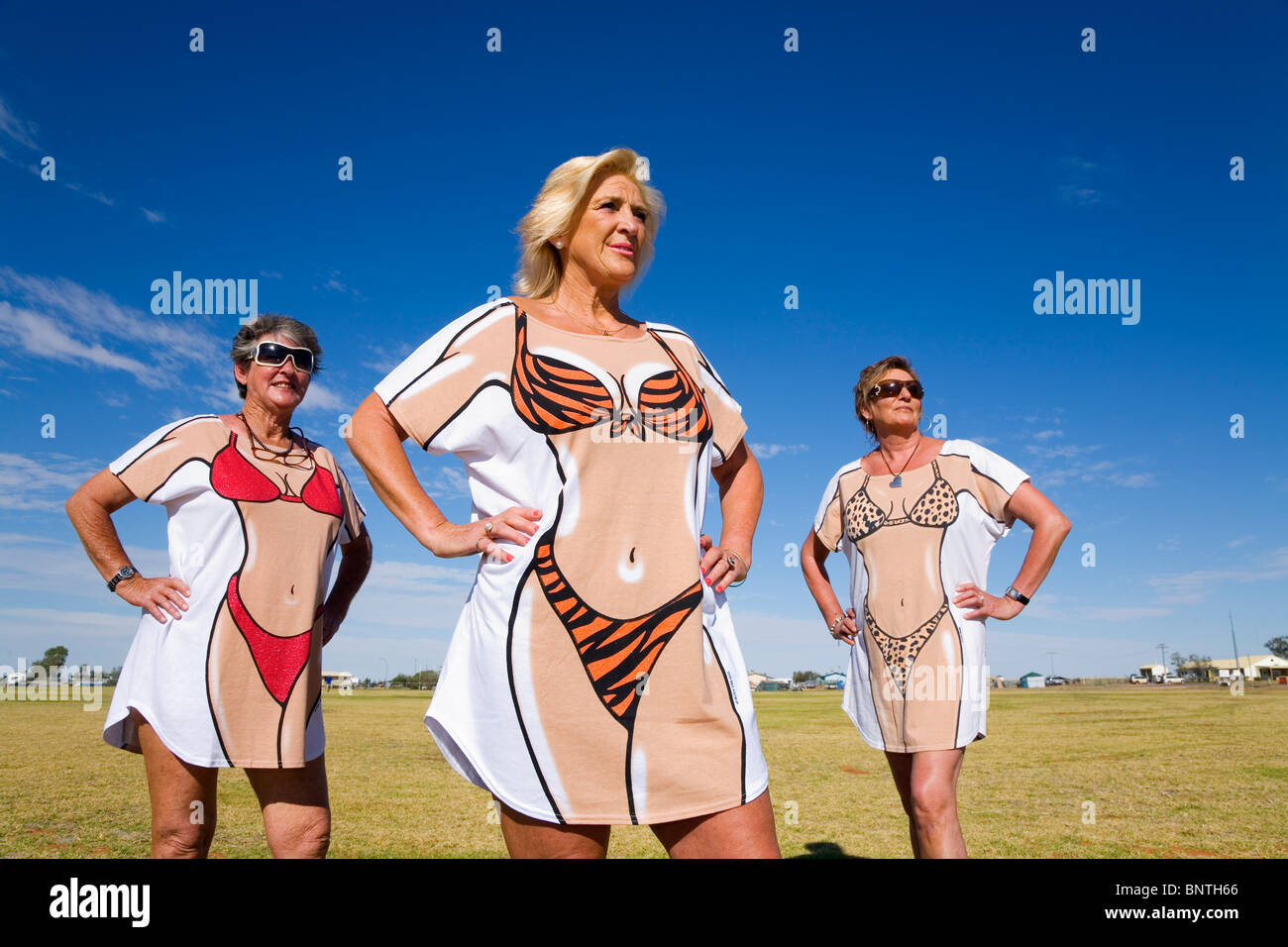 Eine Gruppe von Frauen in der Neuheit Kleid für die jährliche Birdsville Races.  Birdsville, Queensland, Australien. Stockfoto