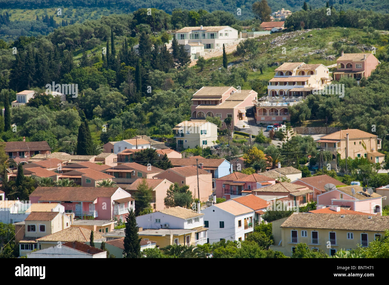 Blick über das Dorf Kassiopi auf der griechischen Mittelmeer Insel von Corfu Griechenland GR Stockfoto