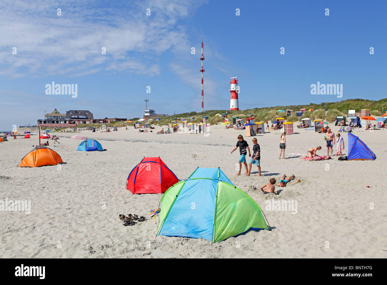 elektrische Leuchtturm und Südstrand, Insel Borkum, Ostfriesland, Nordseeküste, Niedersachsen, Deutschland Stockfoto