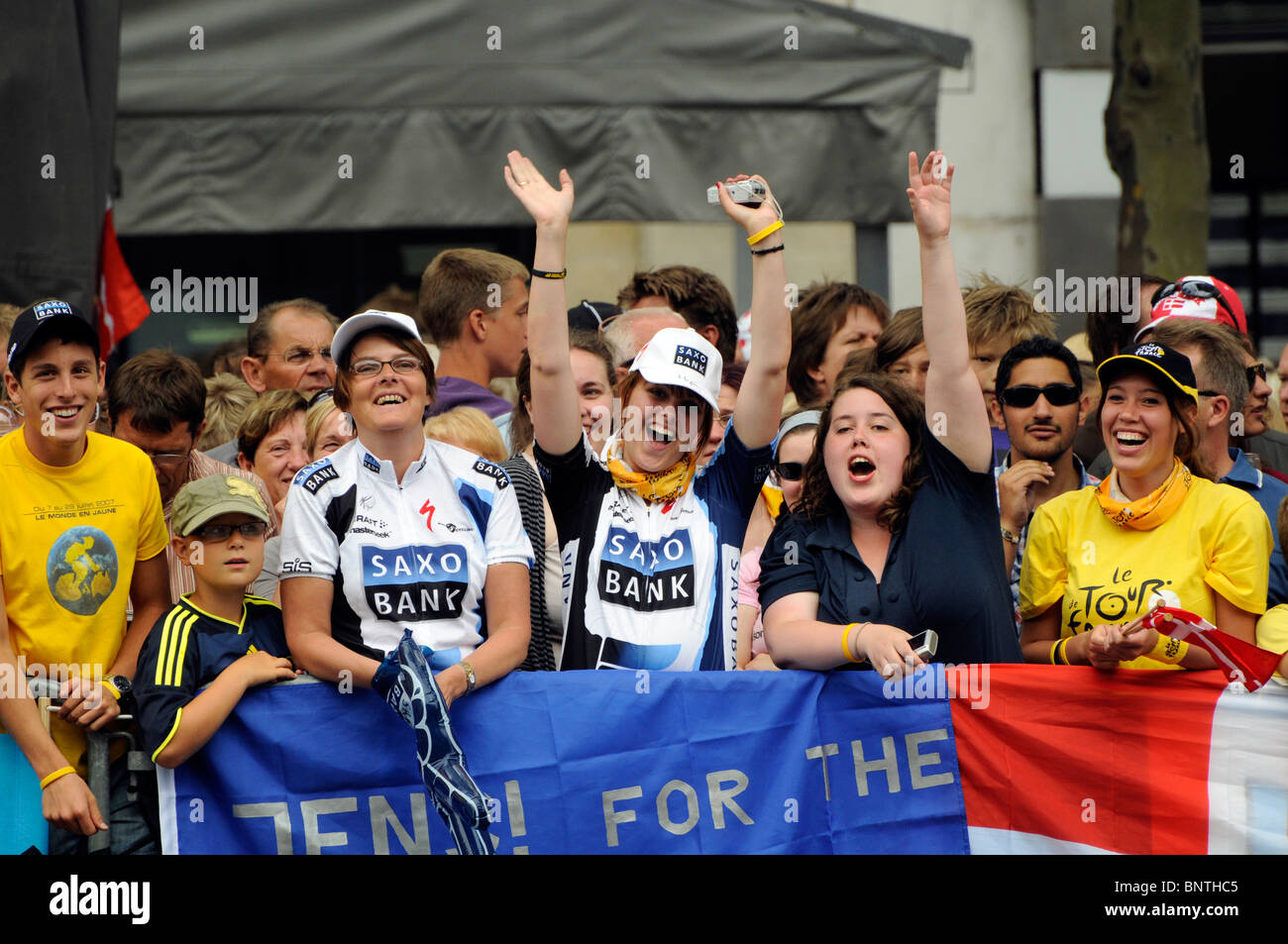 Zuschauern auf den Champs-Élysées in Paris das Radrennen 2010 Tour de France. Stockfoto