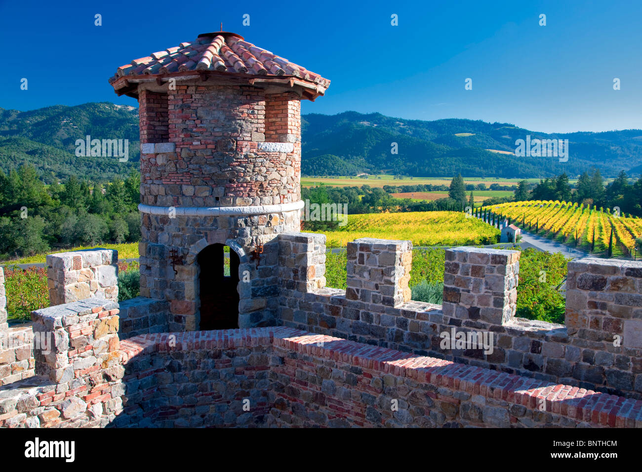 Schloss-Turm im Castello di Amorosa. Napa Valley, Kalifornien. Eigentum freigegeben Stockfoto