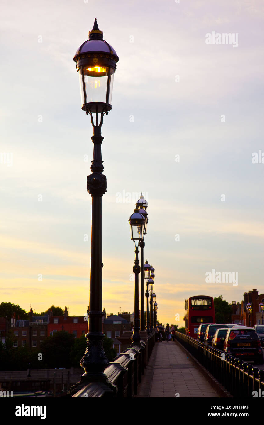 Viktorianische Lampen am Battersea Bridge in der Dämmerung, London. Die Brücke von Joseph Bazalgette entworfen. Foto: Jeff Gilbert Stockfoto