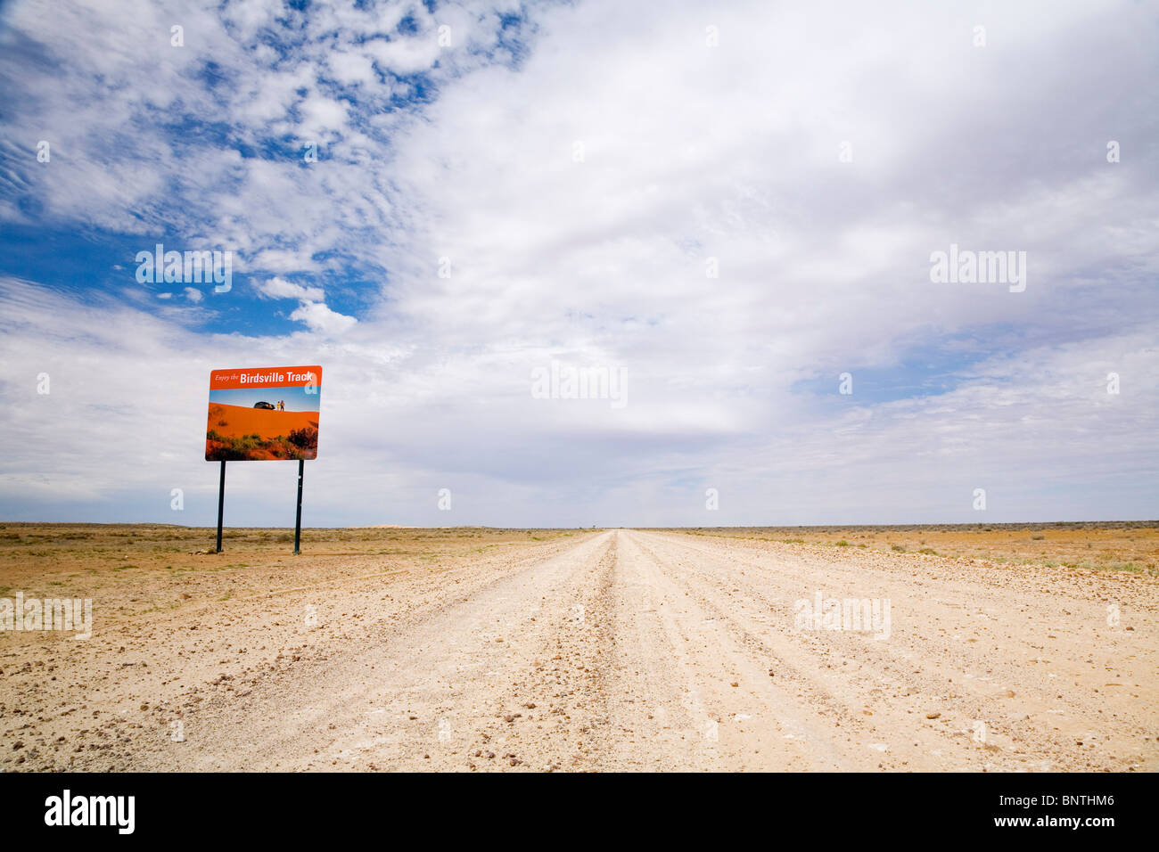 Ein Schild begrüßt Treiber um die flache Weite des Birdsville Track, South Australia, AUSTRALIA Stockfoto