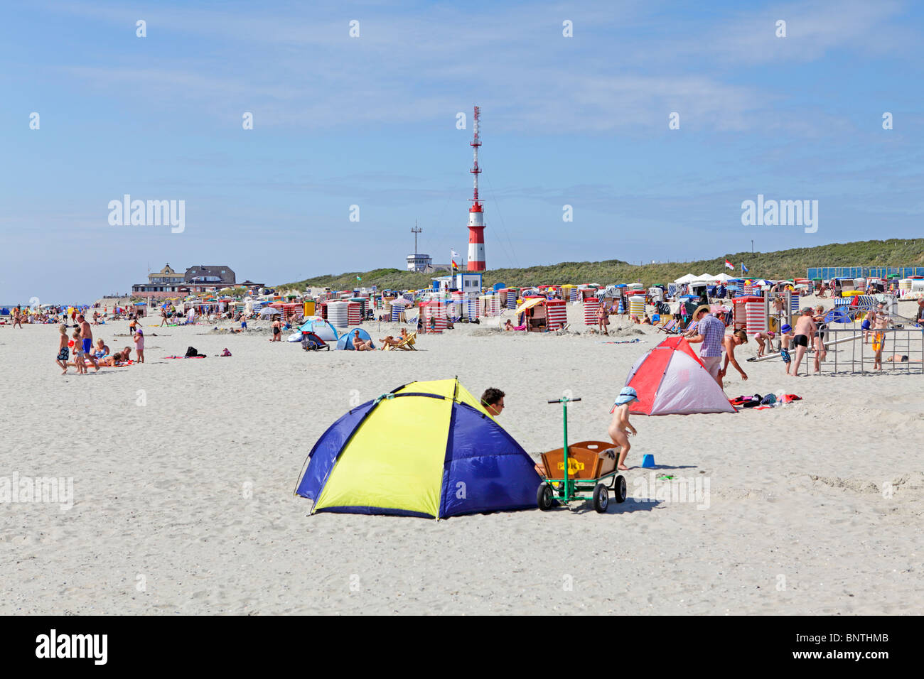 elektrische Leuchtturm und Südstrand, Insel Borkum, Ostfriesland, Nordseeküste, Niedersachsen, Deutschland Stockfoto