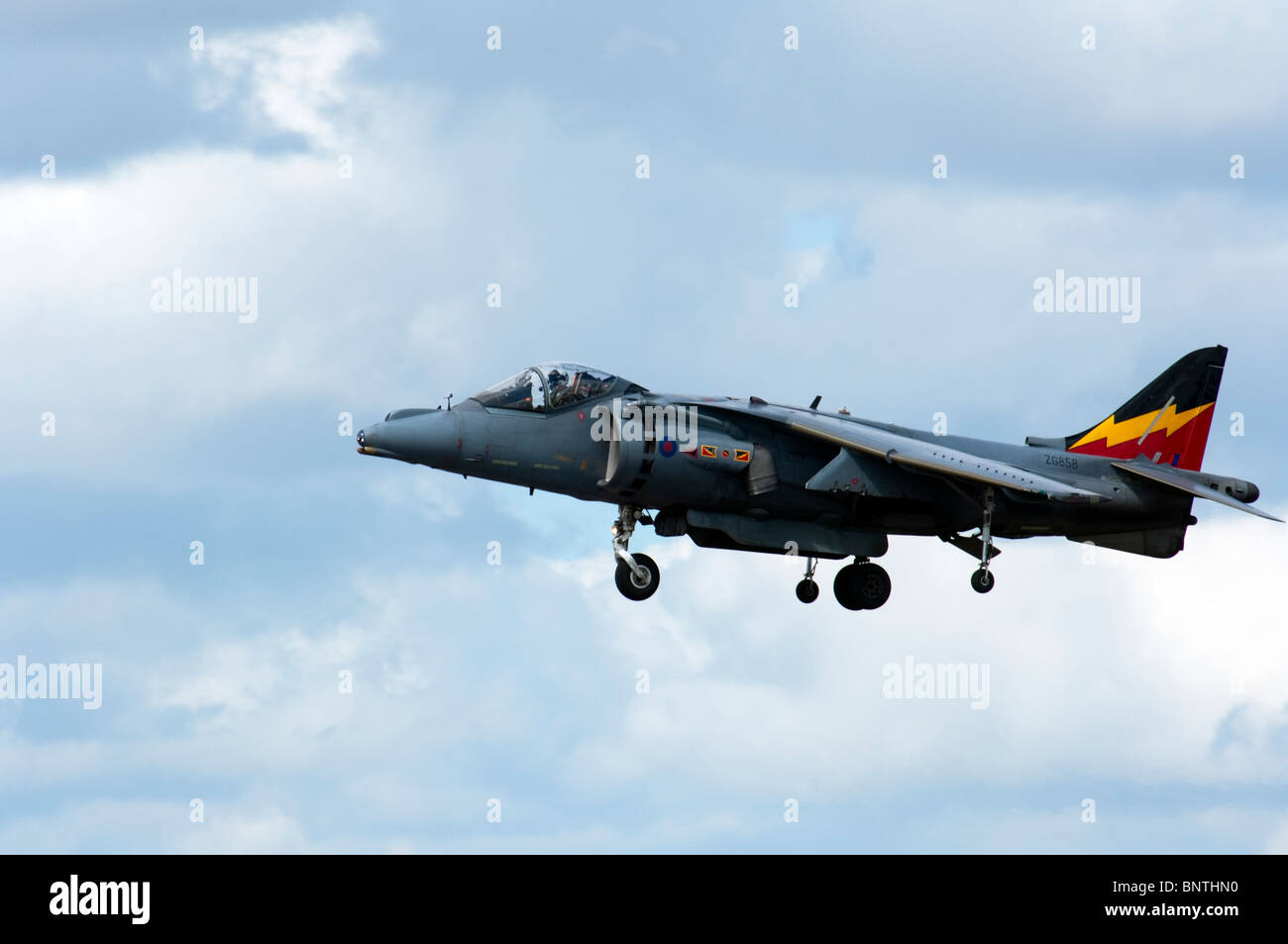 BAE Systeme Harrier GR9 schwebt über Start-und Landebahn Stockfoto