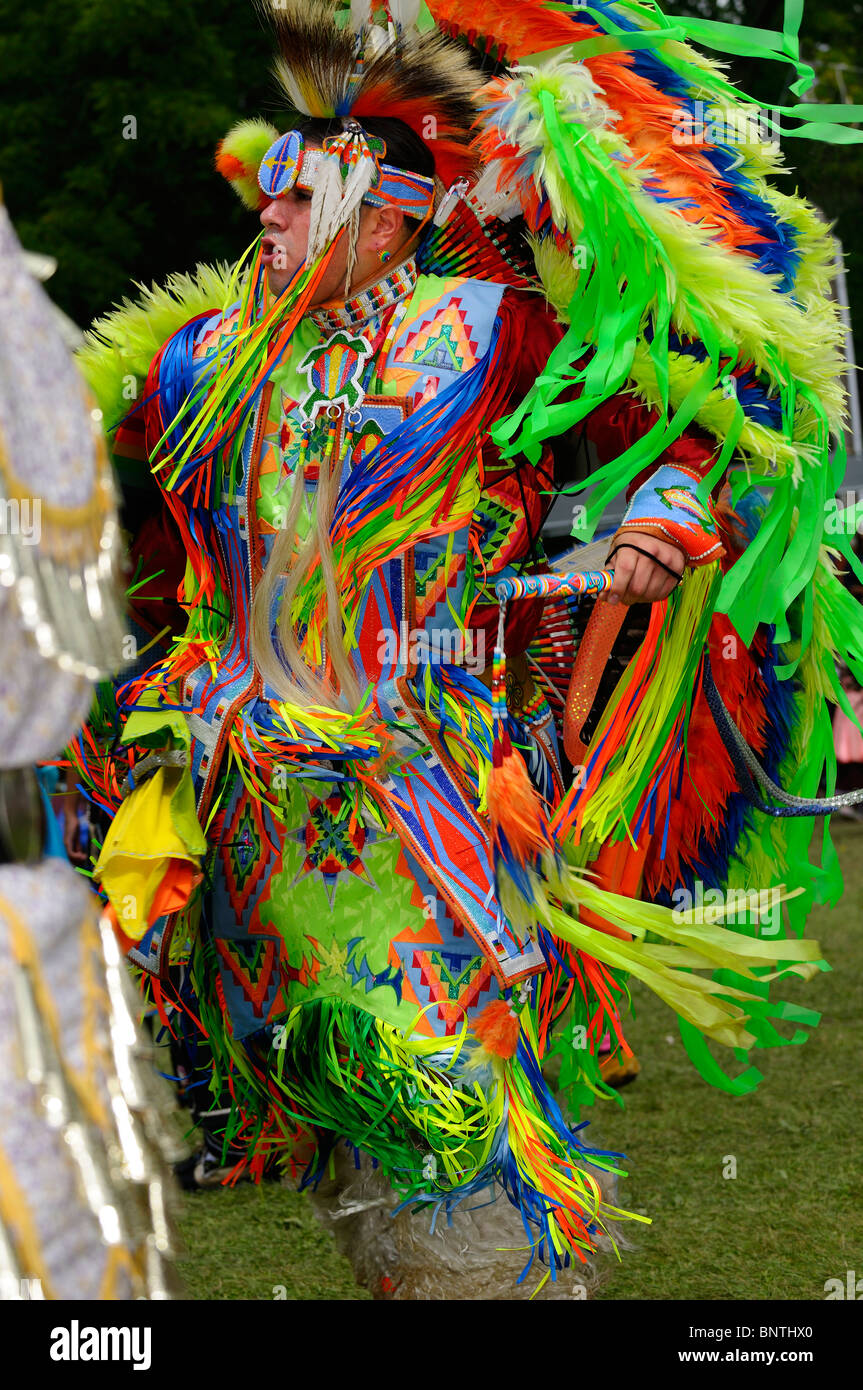 Der gebürtigen indischen fancy Dancer und Jingle dress im Grand Eintrag für eine Sechs Nationen finden Pow Wow Grand River Ontario Stockfoto