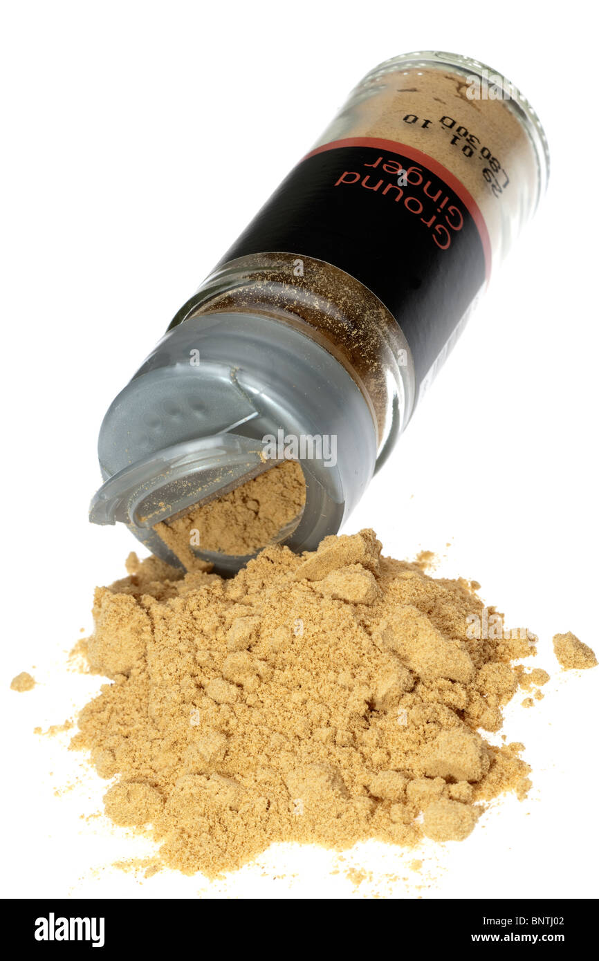 Haufen von gemahlener Ingwer Spilliing aus einen kleinen Glasbehälter Stockfoto