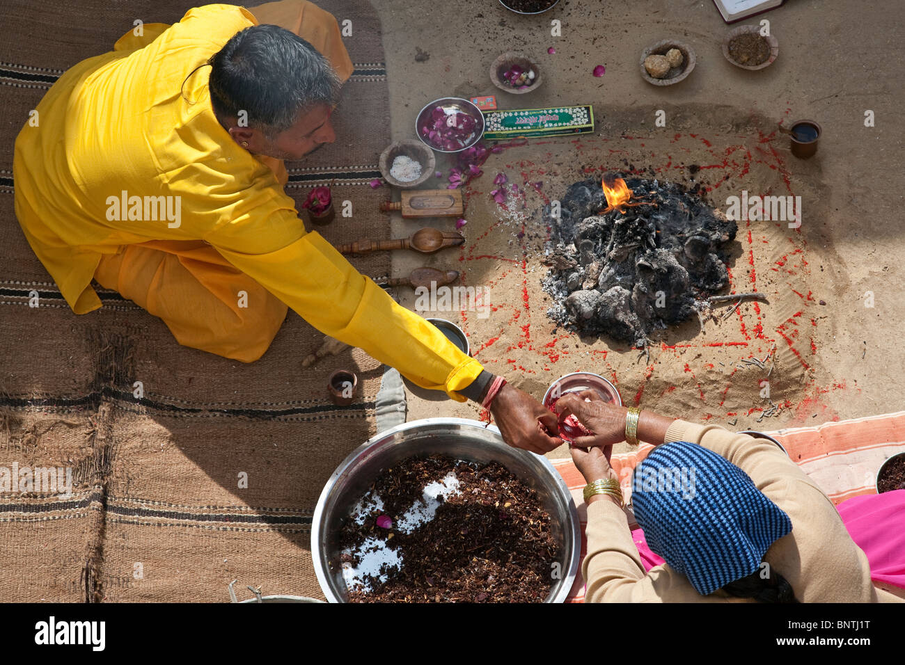 Hindupriester macht eine rituelle Zeremonie. Varanasi (Benares). Indien Stockfoto