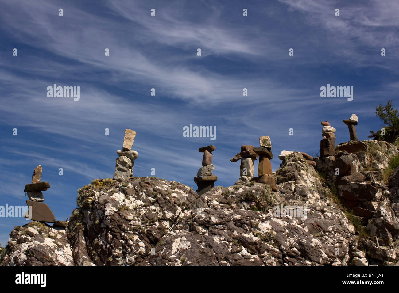 Eine Reihe von Felsen Skulpturen aus ausgewogenen Felsen und Steinen vor blauem Himmel in Ord Bay auf der Isle Of Skye Stockfoto
