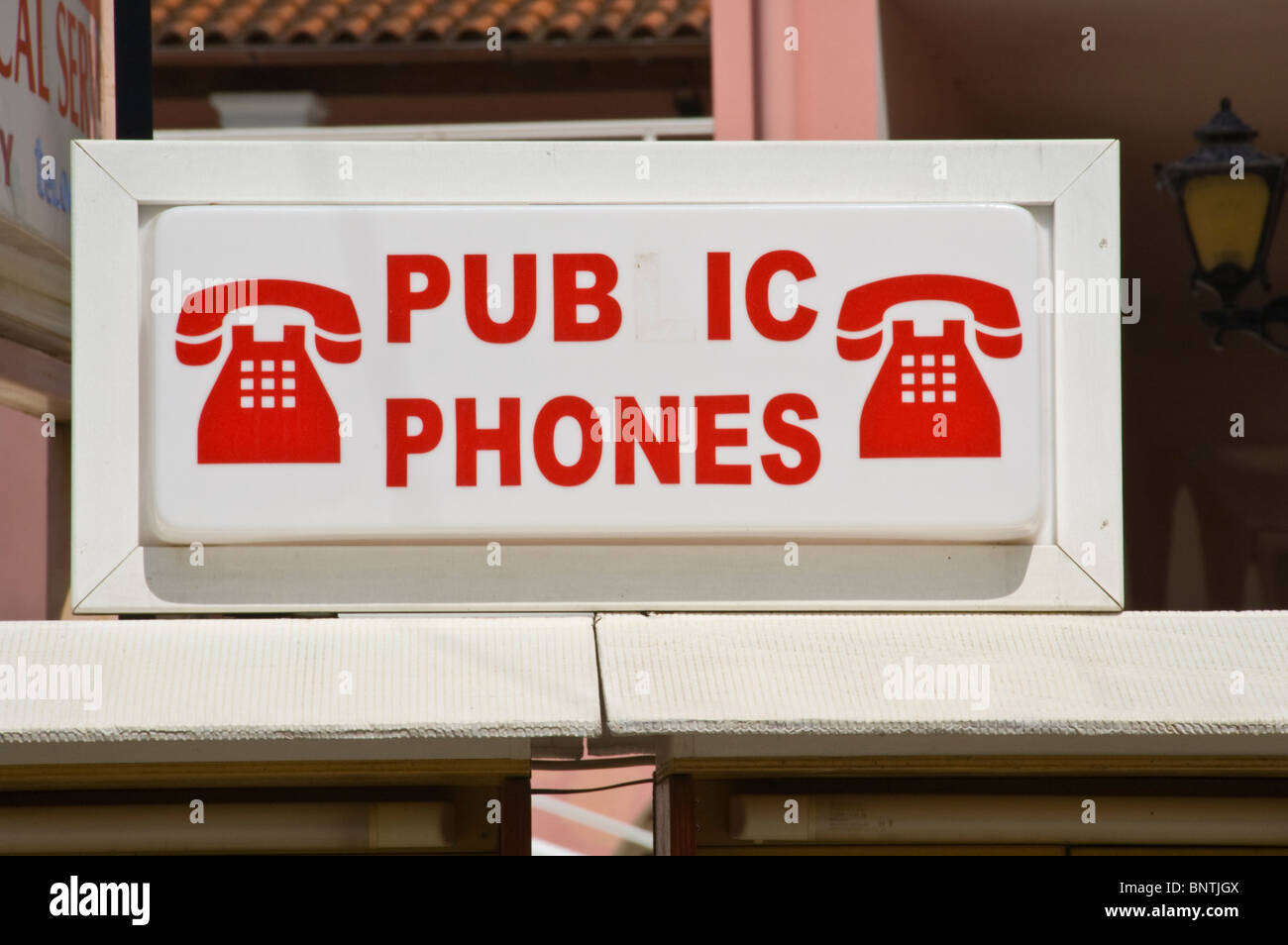 lustige Schilder verwüstet "Schamhaare" Telefonzellen in Kassiopi auf der griechischen Mittelmeer Insel von Corfu Griechenland GR Stockfoto