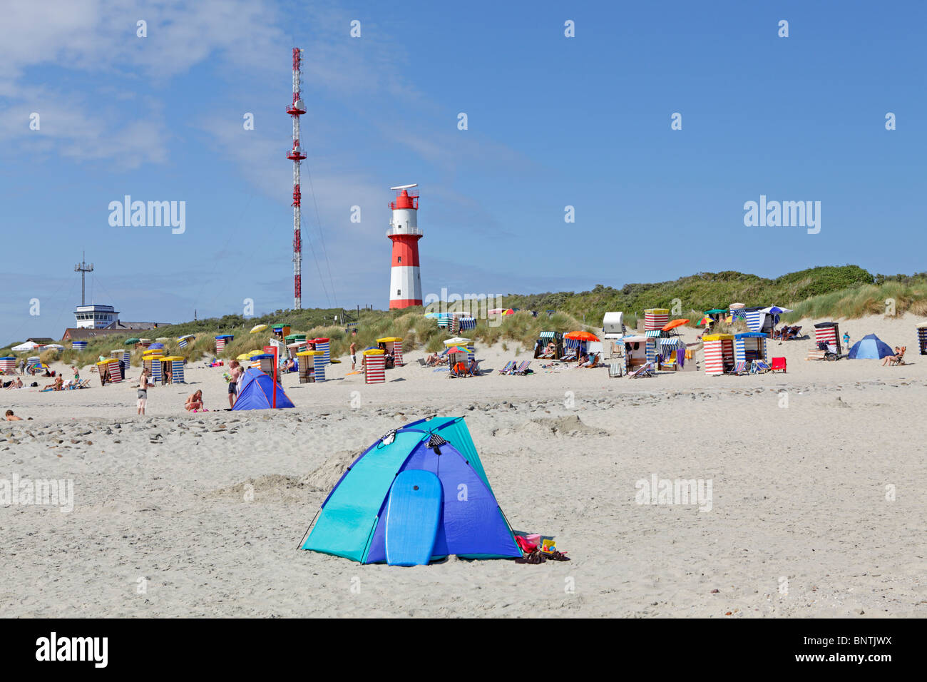 elektrische Leuchtturm und Südstrand, Insel Borkum, Ostfriesland, Nordseeküste, Niedersachsen, Deutschland Stockfoto