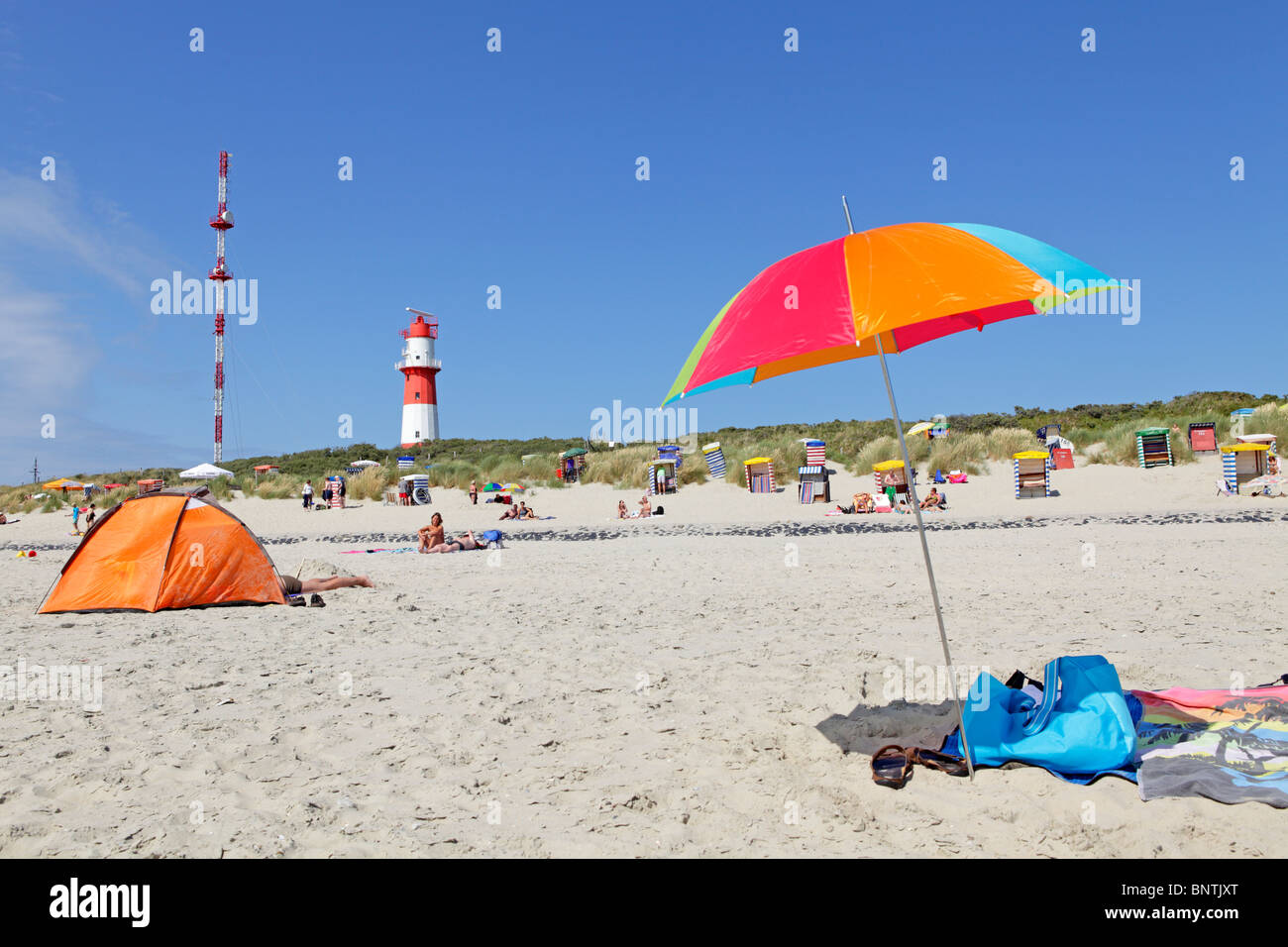 elektrische Leuchtturm und Südstrand, Insel Borkum, Ostfriesland, Nordseeküste, Niedersachsen, Deutschland Stockfoto
