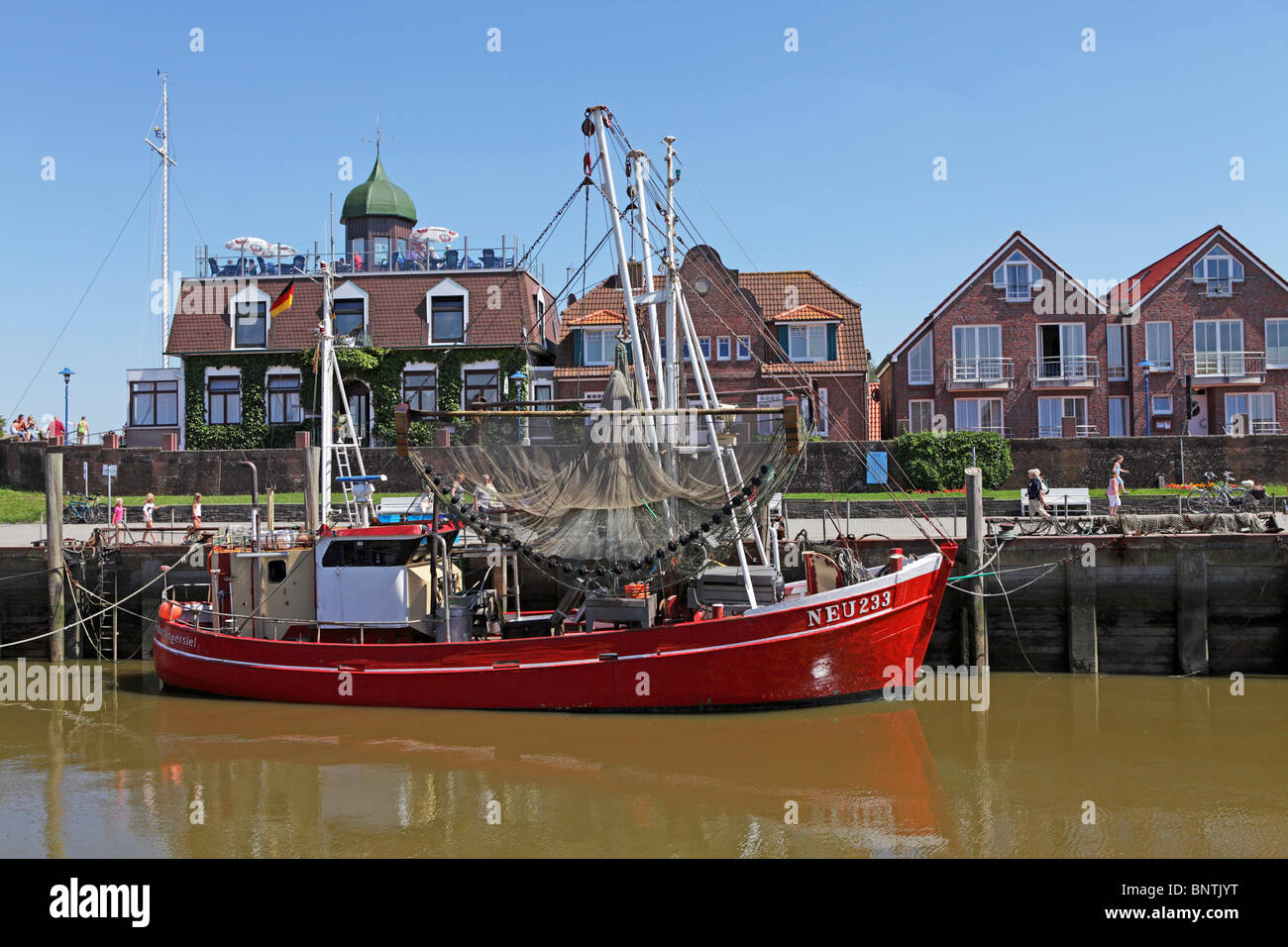 Garnelen-Boot auf den Fischereihafen von Neuharlingersiel, Ostfriesland, Niedersachsen, Deutschland Stockfoto