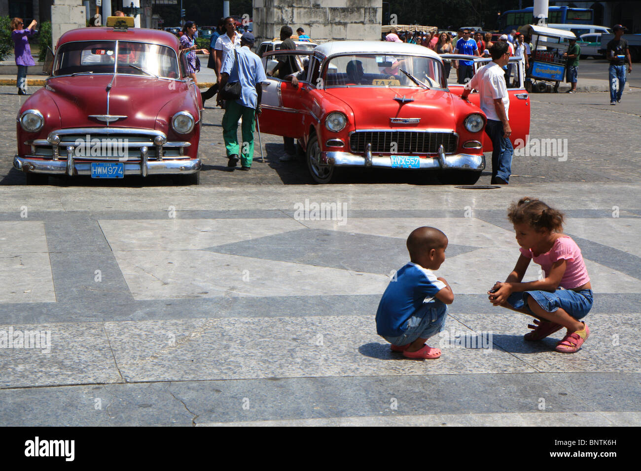 Kinder im Chat in einer Straße, Havanna, Kuba Stockfoto