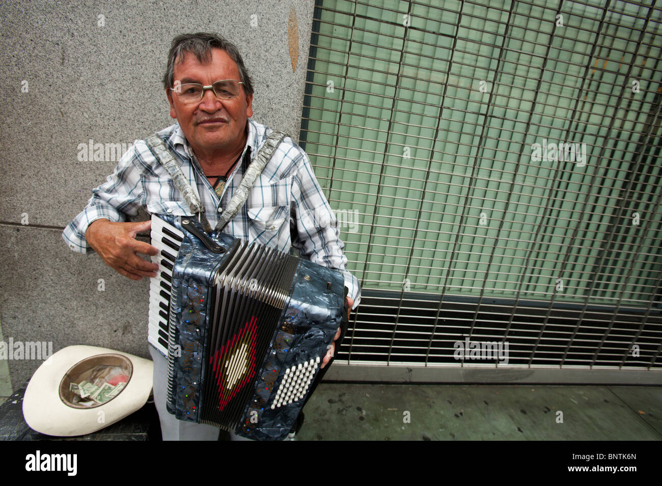 Akkordeon spieler Fotos und Bildmaterial in hoher Auflösung Seite 2