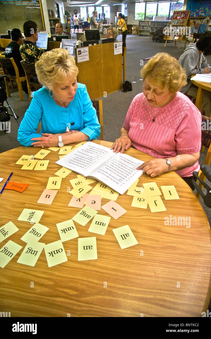 Eine freiwillige Lesung Lehrer lehrt Lesung einer älteren Hispanic Frau in einer öffentlichen Bibliothek in Lake Forest, Kalifornien. Stockfoto