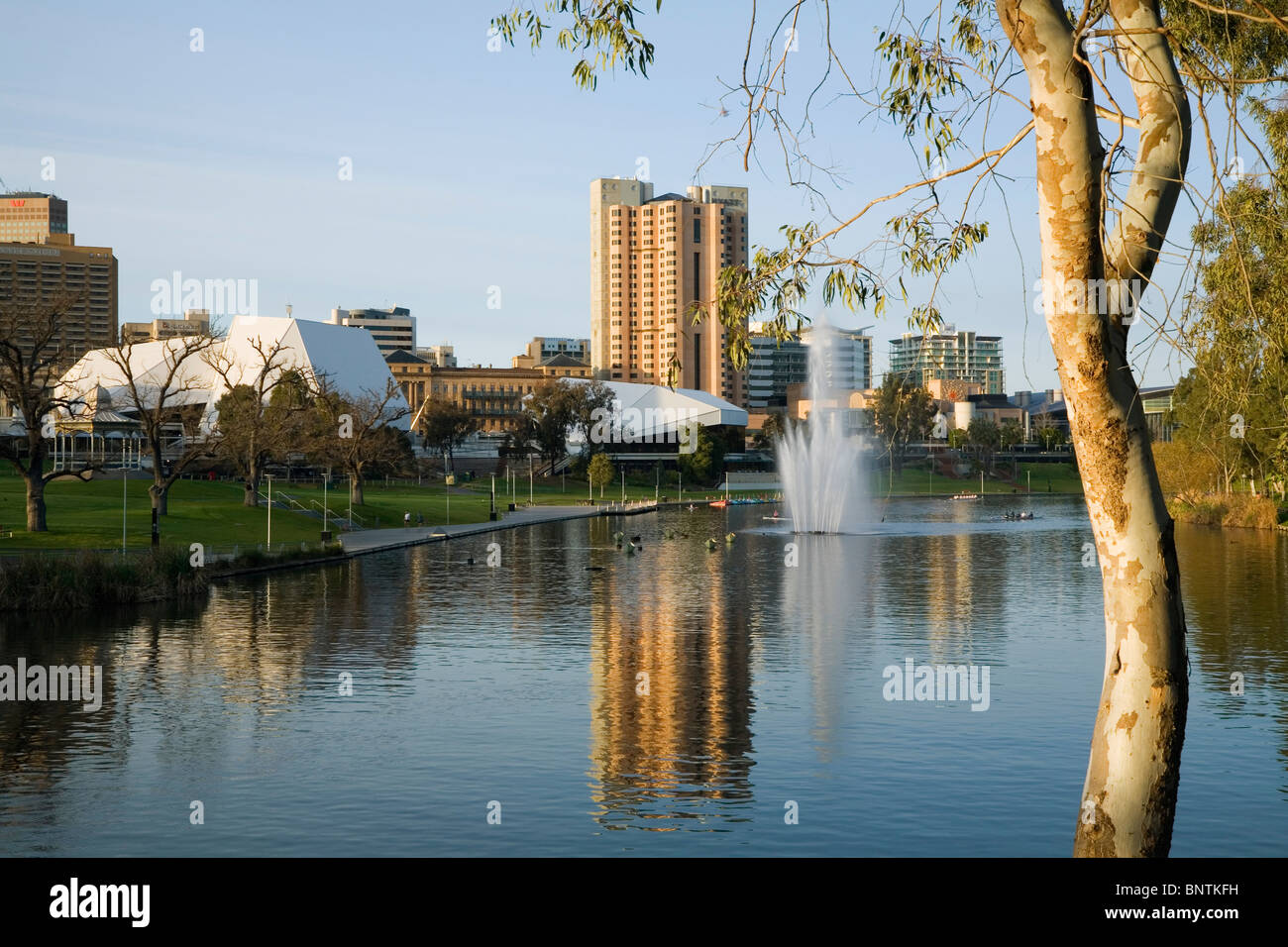 Blick über den Fluss der Torrens nach Adelaide Festival Centre. Adelaide, South Australia, Australien. Stockfoto