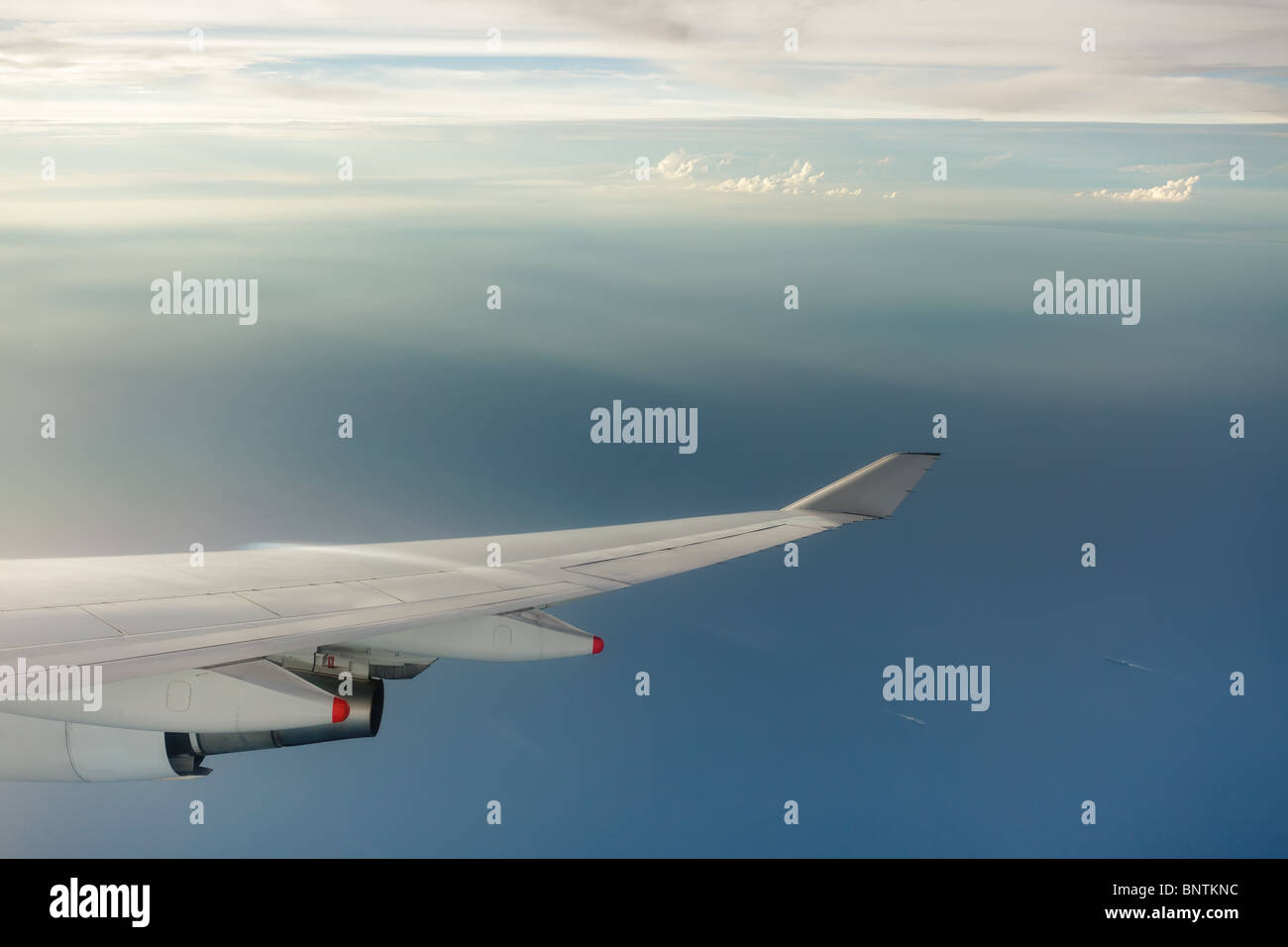 Blick auf Meer und Wolken aus Verkehrsflugzeug Fenster Stockfoto