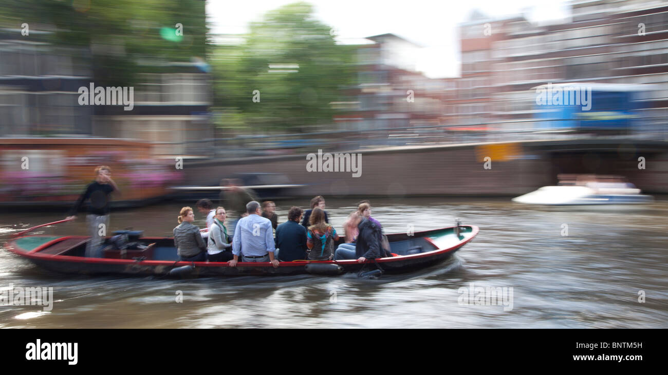 Ein verrissen Schuss von einem Fluss Bootstour durch das Kanalsystem Amsterdams. Stockfoto