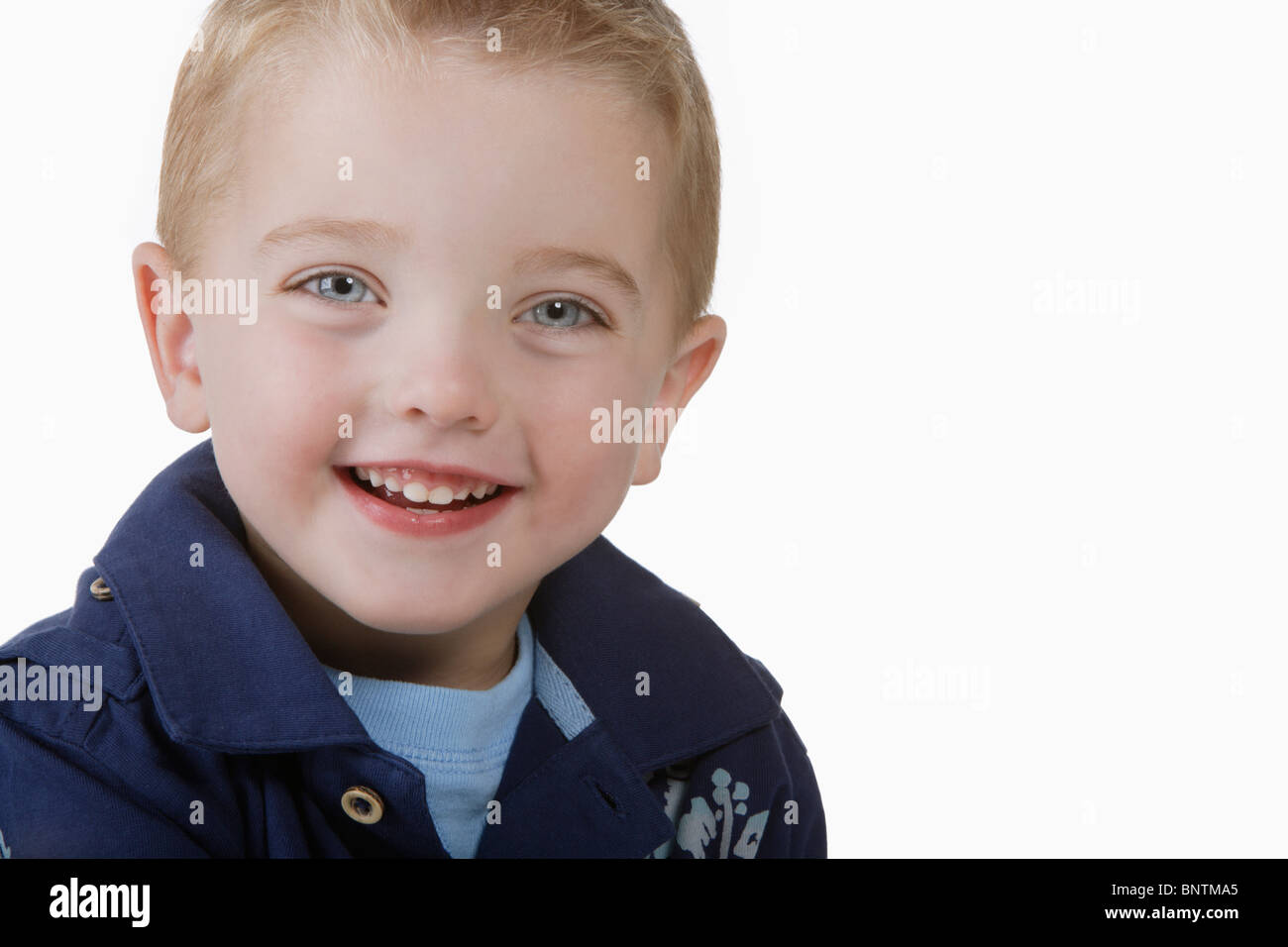 Nahaufnahme des jungen im blauen Hemd lächelnd in die Kamera Stockfoto