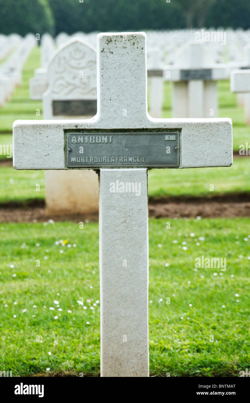 Grabstein französischen Soldatenfriedhof Dompierre-Becquincourt Somme Frankreich Stockfoto