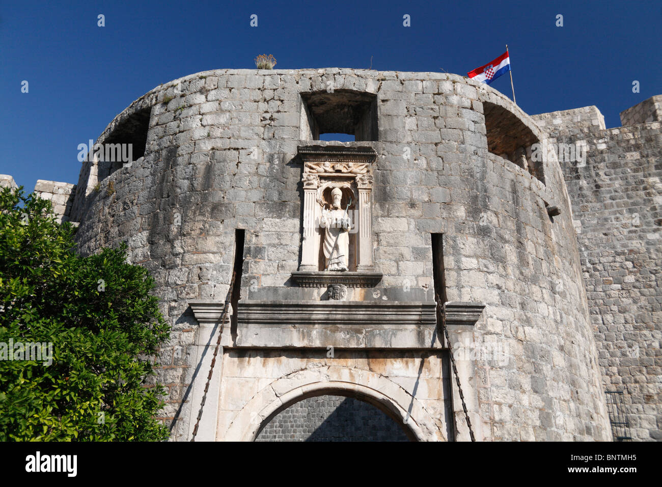 Statue von St. Blaise über Pile Tor Dubrovnik Art und Weise in die Stadtmauer der befestigten Altstadt von Dubrovnik Kroatien Stockfoto
