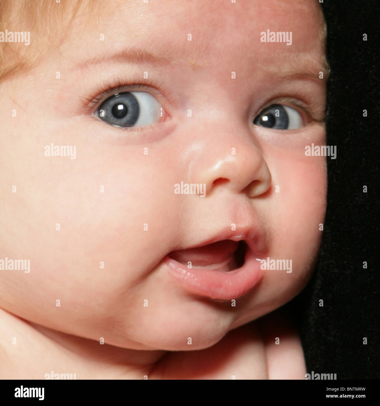 Baby rote Haare blaue Augen Nahaufnahme Stockfotografie - Alamy