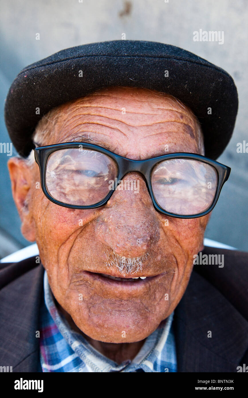 Älterer kurdischer Mann in Kechivan, Ost-Türkei Stockfoto