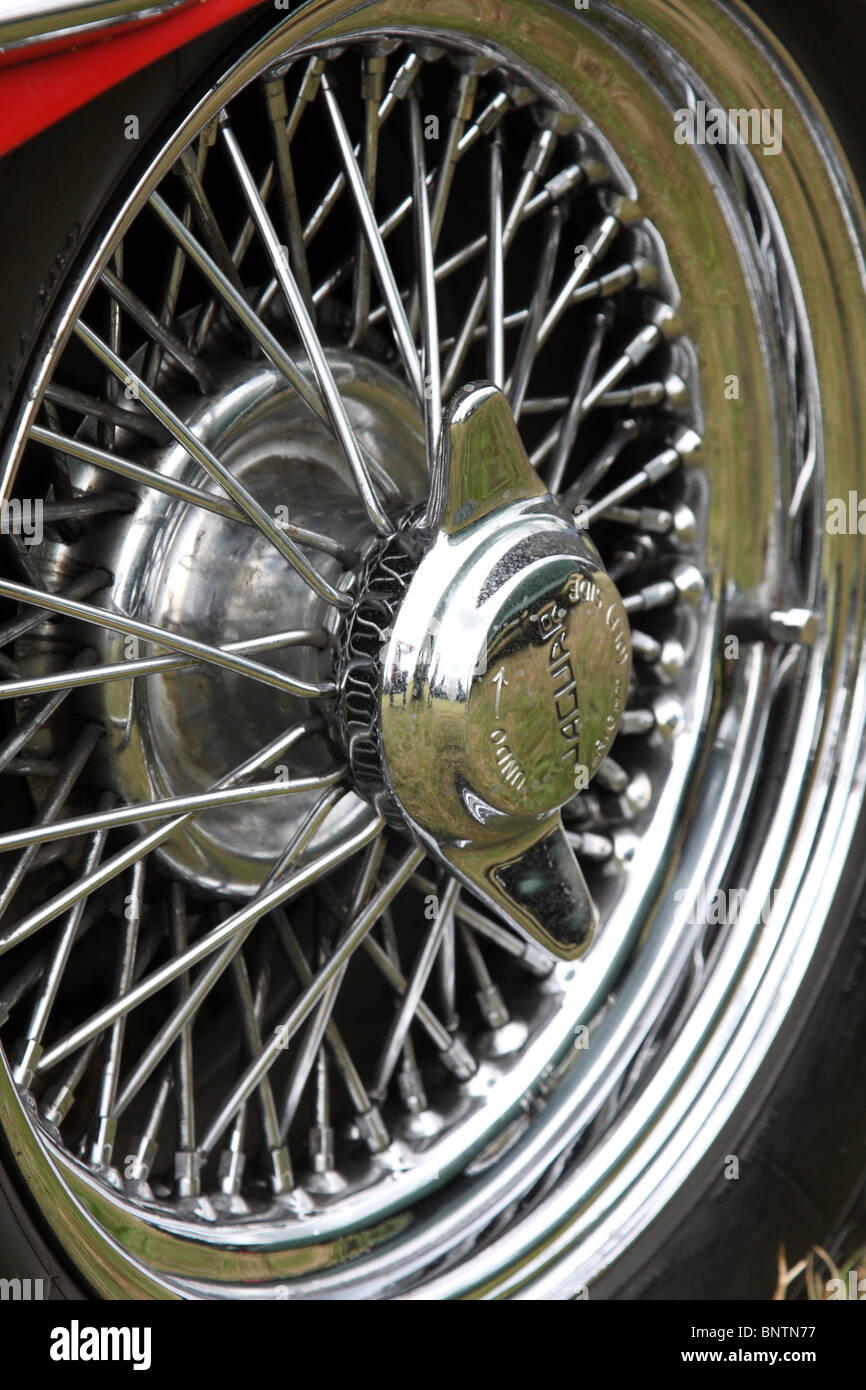 Ein Draht Rad auf einen Jaguar Oldtimer. Stockfoto