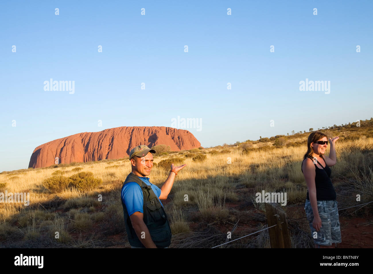 Touristen-Fotospaß am Uluru (Ayers Rock). Uluru-Kata Tjuta National Park, Northern Territory, Australien. Stockfoto