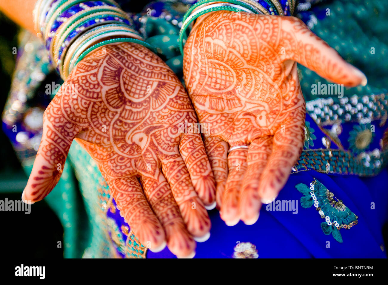 Mehndi - Haut-Dekoration mit Henna auf indische Braut die Hände Stockfoto