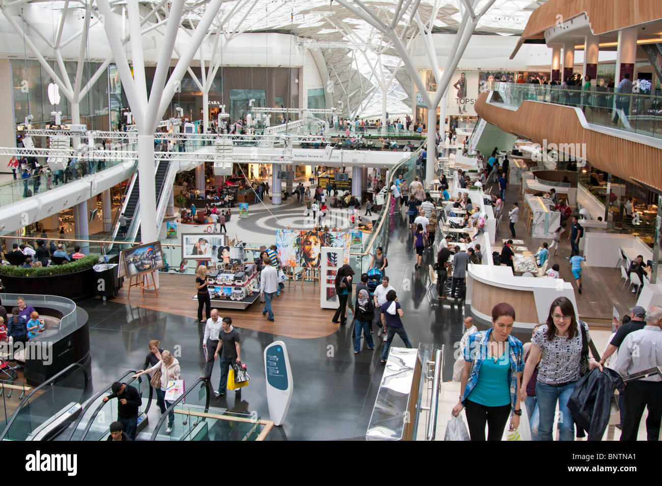 Zentrales Atrium - Westfield Shopping Center - Shepherds Bush - London Stockfoto