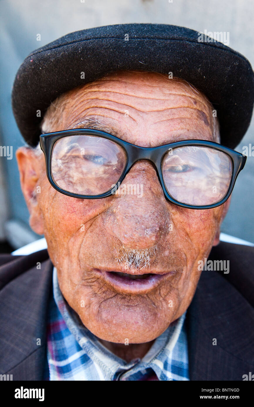 Älterer kurdischer Mann in Kechivan, Ost-Türkei Stockfoto