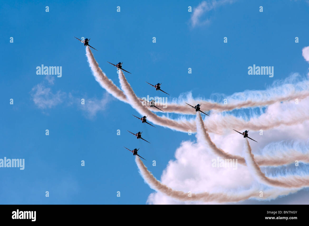Der Royal Air Force display Team der Red Arrows Durchführung der ' t ' Bildung Stockfoto