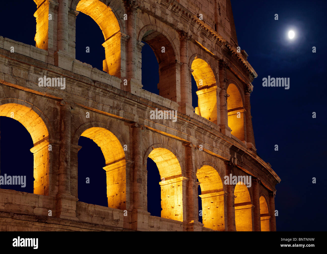 Das Kolosseum oder Roman Coliseum, in Rom, Italien ist nachts beleuchtet Stockfoto