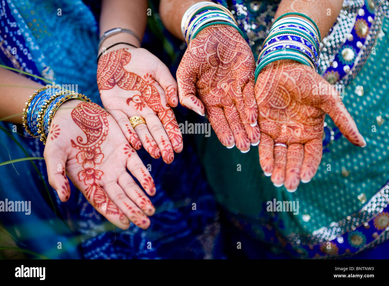 Mehndi - Haut-Dekoration mit Henna auf indische Braut die Hände Stockfoto