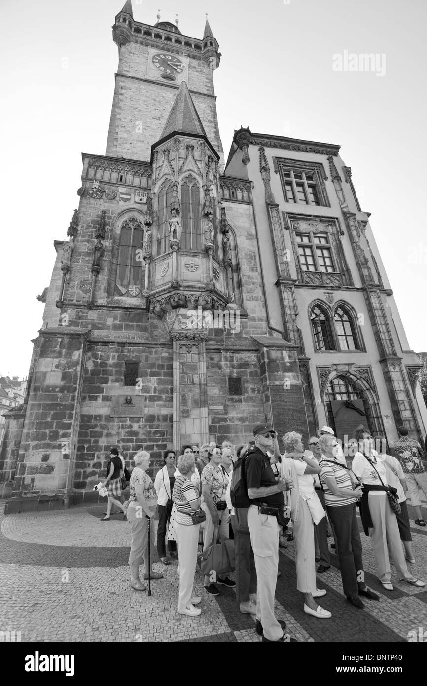 Touristen besuchen die Altstadt von Prag Stockfoto