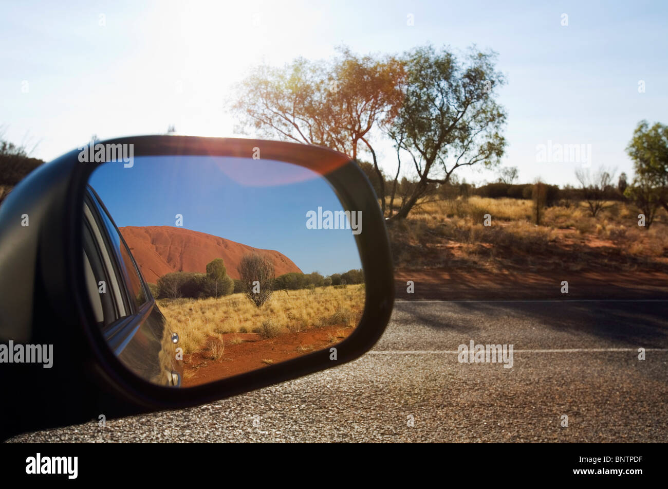 Uluru (Ayers Rock) im Spiegel Sicht nach hinten. Uluru-Kata Tjuta National Park, Northern Territory, Australien. Stockfoto