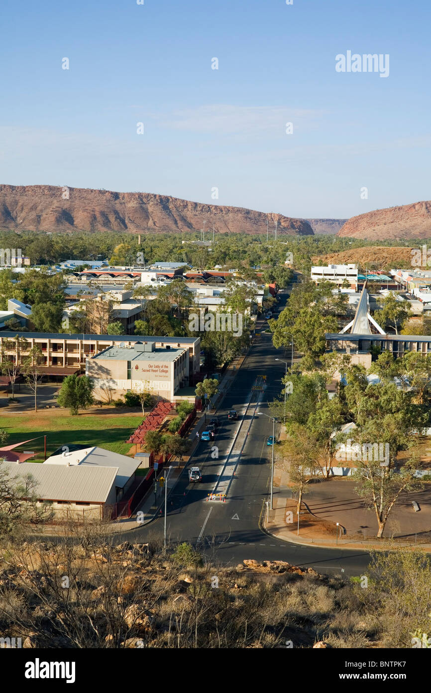 Blick über das Hinterland Stadt Alice Springs vom Anzac Hill. Alice Springs, Northern Territory, Australien. Stockfoto